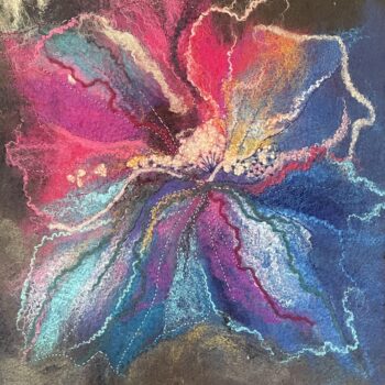 Oľga Dzúrová – Modrá lilie, textilní obraz – mokré plstění s ruční výšivkou a merino vlnou