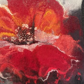 Oľga Dzúrová – Lesní růže, textilní obraz – mokré plstění s ruční výšivkou a merino vlnou