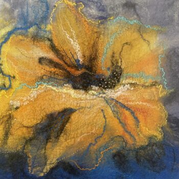 Oľga Dzúrová – Žlutá lilie, textilní obraz – mokré plstění s ruční výšivkou a merino vlnou